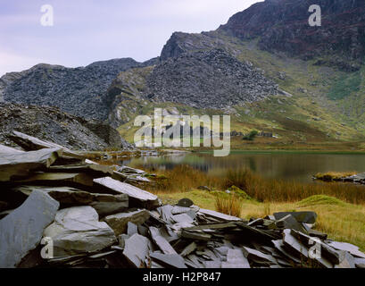 Conseils des déchets, de l'ardoise fonctionnement & deux- et les casernes à Llyn Cwmorthin Victorian ardoise près de Blaenau Ffestiniog, au nord du Pays de Galles. Banque D'Images