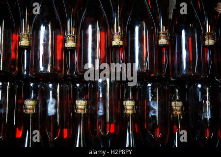 Bouteilles de mousseux Rose attendent d'être étiquetés à l'établissement vinicole de Hambledon Vineyard situé sur le South Downs près de Waterlooville Banque D'Images