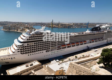 Cruse MSC Poesia navire amarré dans le port de La Valette sur l'île de Malte Banque D'Images