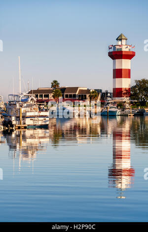 Harbour Town Lighthouse en réflexion, Hilton Head Island, Caroline du Sud Banque D'Images