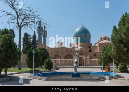 Mahan, Astan-e-Shah Nematallah Vali-e-culte, vue de l'extérieur avec piscine de Dauphin Banque D'Images