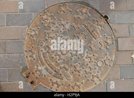 Vintage manhole. Kaliningrad, Russie Banque D'Images