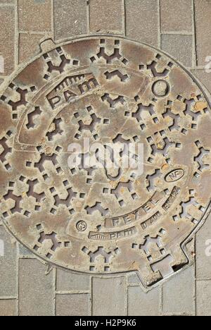 Vintage manhole. Kaliningrad, Russie Banque D'Images