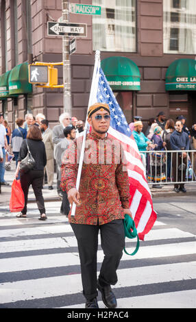 Les musulmans de la région, recueillir sur Madison Avenue à New York, le dimanche 25 septembre, 2016 pour l'American Muslim Parade. La parade annuelle, maintenant à sa 31e année, célèbre la diversité culturelle et le patrimoine de la culture islamique. Les participants vers le bas mars Madison Avenue se terminant dans une foire de rue. (© Richard B. Levine) Banque D'Images