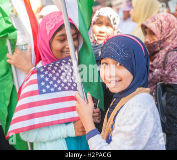 Les musulmans de la région, recueillir sur Madison Avenue à New York, le dimanche 25 septembre, 2016 pour l'American Muslim Parade. La parade annuelle, maintenant à sa 31e année, célèbre la diversité culturelle et le patrimoine de la culture islamique. Les participants vers le bas mars Madison Avenue se terminant dans une foire de rue. (© Richard B. Levine) Banque D'Images