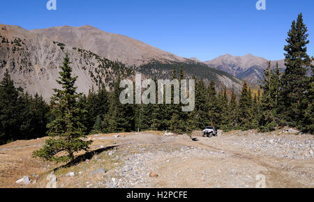 Jeep sur un haut-pays du Colorado dans les montagnes Rocheuses, le Baldwin Gulch Road ou de la route 277 dans Chaffee Comté Banque D'Images