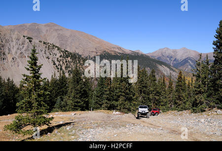 Deux jeeps sur un Colorado high country trail dans les Rocheuses, le Baldwin Gulch Road ou de la route 277 dans Chaffee Comté Banque D'Images