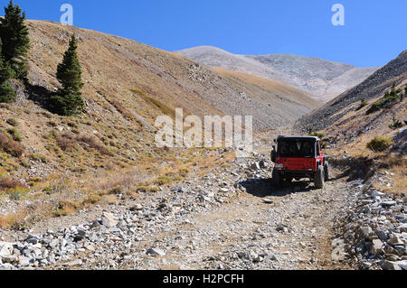 Jeep sur un haut-pays du Colorado dans les montagnes Rocheuses, le Baldwin Gulch Road ou de la route 277 dans Chaffee Comté Banque D'Images