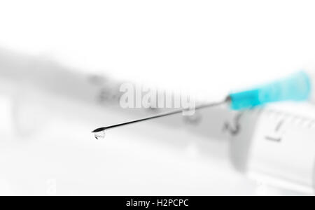 Aiguille médicale gros plan sur un fond blanc Banque D'Images