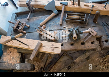 Ancien atelier de menuiserie avec des outils obsolètes utilisées. Outils à main vintage en bois d'une ancienne menuiserie. Banque D'Images