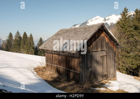 Chalet en bois dans le paysage d'hiver alpin Banque D'Images