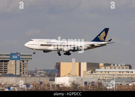 Boeing 747-412 de Singapore Airlines à l'atterrissage à l'aéroport Heathrow de Londres. Banque D'Images