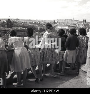 Années 1950, historique, groupe de jeunes femmes en robes d'oeil sur les toits de Paris du haut de la Cathédrale Notre Dame, Paris, France. Banque D'Images