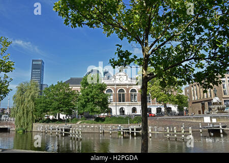 La ville de Leeuwarden Pays-Bas Frise Fryslan centre ancien ( Achmeatower - Willemskade gauche - droite Fries Museum et bibliothèque ) Banque D'Images