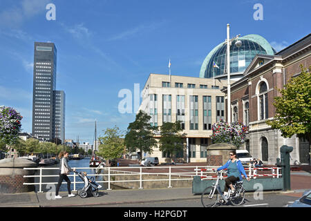 La ville de Leeuwarden Pays-Bas Frise Fryslan centre ancien ( Achmeatower - Willemskade gauche - droite Fries Museum et bibliothèque ) Banque D'Images