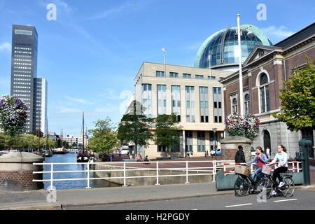 La ville de Leeuwarden Pays-Bas Frise Fryslan centre ancien ( Achmeatower - Willemskade gauche - droite Fries Museum et bibliothèque ) Banque D'Images