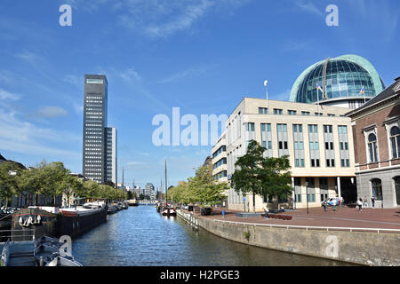 La ville de Leeuwarden Pays-Bas Frise Fryslan centre ancien ( Achmeatower - Willemskade gauche - droite Fries Museum et bibliothèque ) Banque D'Images