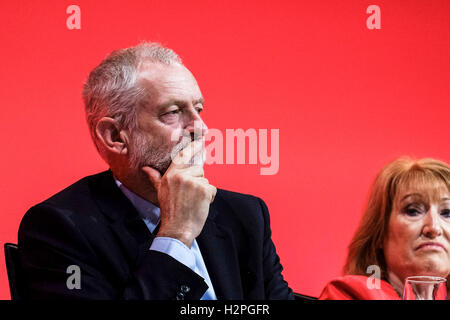 Congrès du Parti travailliste, le 26/09/2016 à Liverpool Liverpool, ACC. Les personnes sur la photo : Jeremy Corbyn, chef du parti du travail, l'écoute de Kate Osamor ombre, Secrétaire d'État au Développement International de conférence à l'adresse dans la matinée du jour 2 . Photo par Julie Edwards. Banque D'Images