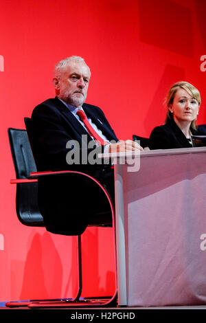 Congrès du Parti travailliste, le 26/09/2016 à Liverpool Liverpool, ACC. Les personnes sur la photo : Jeremy Corbyn, chef du parti du travail, l'écoute de John McDonnell, le poste des adresses à jour conférence sur 2 . Photo par Julie Edwards. Banque D'Images