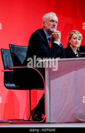 Congrès du Parti travailliste, le 26/09/2016 à Liverpool Liverpool, ACC. Les personnes sur la photo : Jeremy Corbyn, chef du parti du travail, l'écoute de John McDonnell, le poste des adresses à jour conférence sur 2 . Photo par Julie Edwards. Banque D'Images