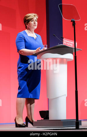Congrès du Parti travailliste, le 26/09/2016 à Liverpool Liverpool, ACC. Les personnes sur la photo : Emily Thornberry, Shadow Secrétaire aux affaires étrangères et Secrétaire d'État à la sortie de l'Union européenne, Conférence des adresses dans la matinée du jour 2 . Photo par Julie Edwards. Banque D'Images