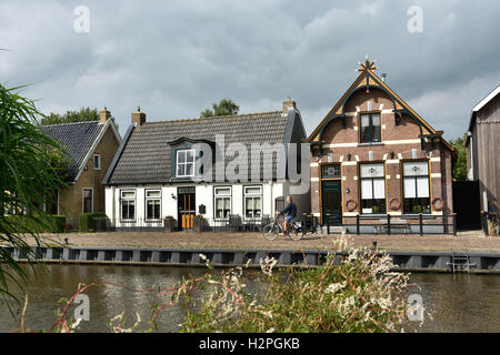 Eernewoude - Birdaard petit village frise Fryslan aux Pays-Bas.canal Dokkumer EE Banque D'Images