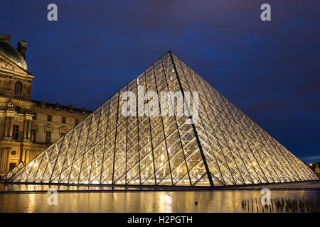 La principale (Pyramide) entrée du Louvre, Paris, France. Banque D'Images