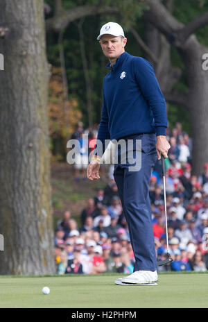 Europe's Justin Rose sur le 8e green au cours de la première journée de la 41e Ryder Cup à Hazeltine National Golf Club à Chaska, Minnesota, USA. Banque D'Images