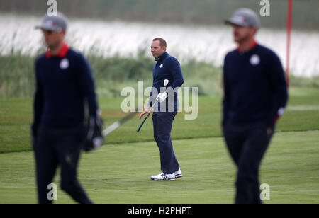 L'Europe Sergio Garcia sur le fairway 7e au cours de la première journée de la 41e Ryder Cup à Hazeltine National Golf Club à Chaska, Minnesota, USA. Banque D'Images