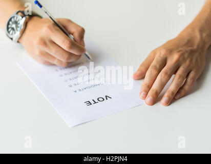 Close up of hands avec vote ou d'un scrutin sur l'élection Banque D'Images