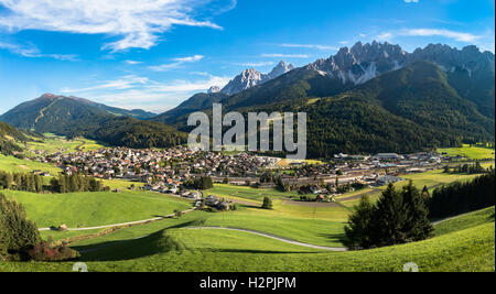 San Candido / Innichen ville de montagne dans les Alpes italiennes, Südtirol, Alto Adige - Italie Banque D'Images