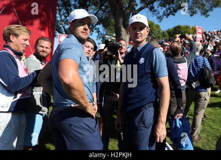 Europe's Henrik Stenson (à gauche) et l'Europe's Justin Rose après leur tour au cours de la première journée de la 41e Ryder Cup à Hazeltine National Golf Club à Chaska, Minnesota, USA. Banque D'Images