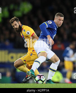 Joe Ledley de Crystal Palace (à gauche) et l'Everton Ross Barkley en action au cours de la Premier League match à Goodison Park, Liverpool. Banque D'Images