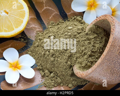 Fleurs de tiaré,poudre de henné et de citron dans un bol de noix de coco Banque D'Images