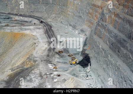 Vue à l'intérieur de l'énorme trou et de grosses machines de la mine d'or à Kalgoorlie en Australie de l'Ouest Banque D'Images