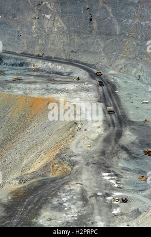 Vue à l'intérieur de l'énorme trou et de grosses machines de la mine d'or à Kalgoorlie en Australie de l'Ouest Banque D'Images