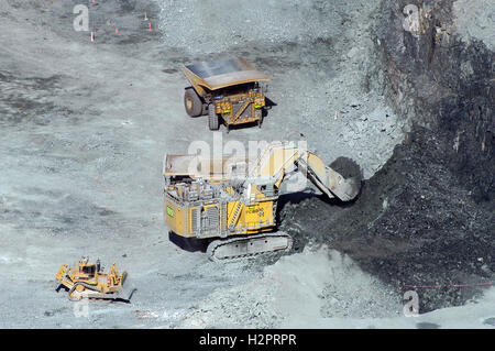 Vue à l'intérieur de l'énorme trou et de grosses machines de la mine d'or à Kalgoorlie en Australie de l'Ouest Banque D'Images