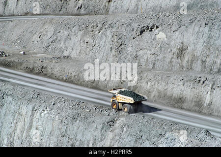 Vue à l'intérieur de l'énorme trou et de grosses machines de la mine d'or à Kalgoorlie en Australie de l'Ouest Banque D'Images