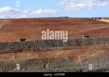 Vue à l'intérieur de l'énorme trou et de grosses machines de la mine d'or à Kalgoorlie en Australie de l'Ouest Banque D'Images