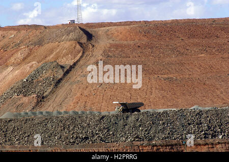 Vue à l'intérieur de l'énorme trou et de grosses machines de la mine d'or à Kalgoorlie en Australie de l'Ouest Banque D'Images