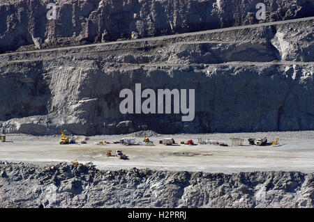 Vue à l'intérieur de l'énorme trou et de grosses machines de la mine d'or à Kalgoorlie en Australie de l'Ouest Banque D'Images