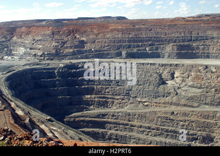 Vue à l'intérieur de l'énorme trou et de grosses machines de la mine d'or à Kalgoorlie en Australie de l'Ouest Banque D'Images