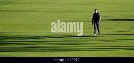 Europe's Rory McIlroy marche le long de la 16e au cours de l'Fourball sur le premier jour de la 41e Ryder Cup à Hazeltine National Golf Club à Chaska, Minnesota, USA. Banque D'Images