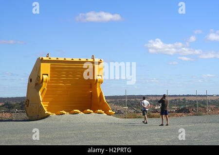 Pelle mécanique avec la mine de Kalgoorlie pour montrer à l'la taille réelle de la machine Banque D'Images