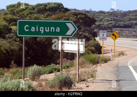 Panneau routier indiquant la direction de la ville australienne de Caiguna Banque D'Images