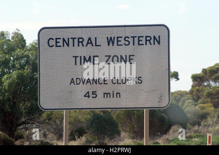 Signe indiquant le changement de fuseau horaire sur la route en Australie Banque D'Images