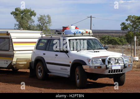 Toutes équipées de traverser le champ de voiture bush australien remorquant une caravane Banque D'Images