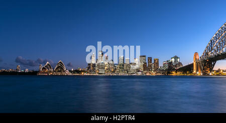 L'horizon de Sydney ville la nuit avec Sydney Harbour Bridge, l'Opéra et le quartier des affaires, Banque D'Images