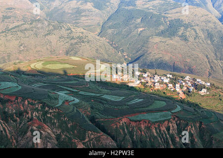 Terre rouge DongChuan panorama, l'un des points de repère dans la province du Yunnan, Chine Banque D'Images