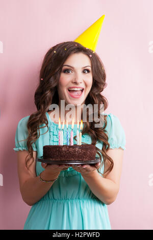 Belle adolescente célébrant son anniversaire avec gâteau. Banque D'Images